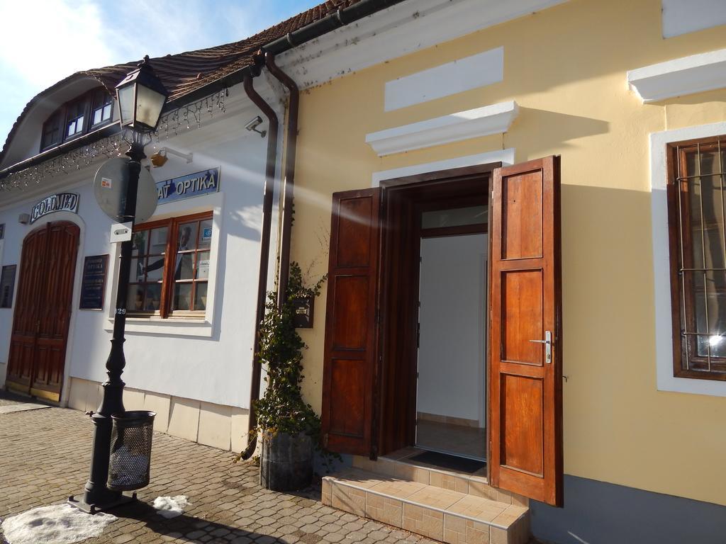 Appartement Csillagvirag Apartman à Mosonmagyaróvár Extérieur photo